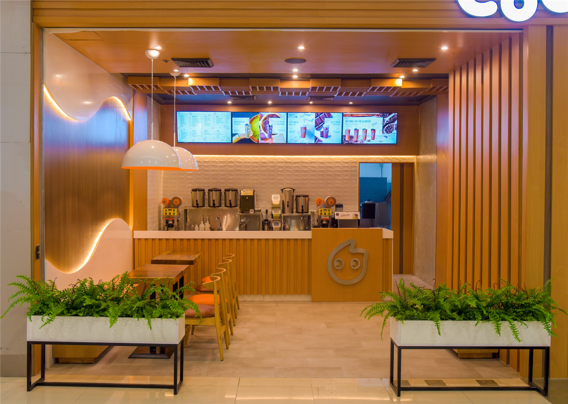 CoCo Boba Tea: A Warm and Inviting Wood-Themed Franchise Shop